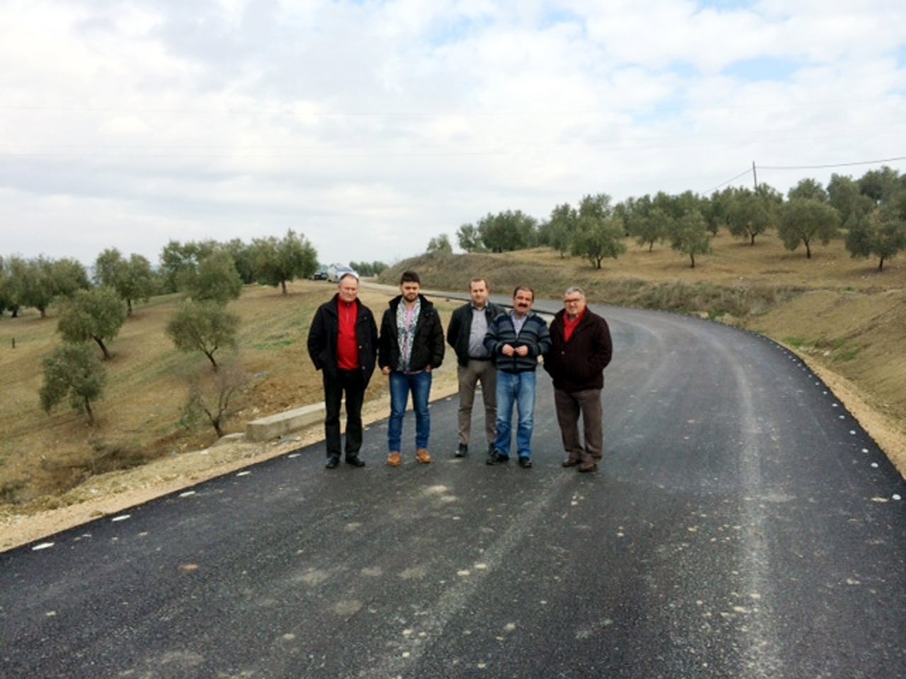 Castro (2d), en la visita a las obras de emergencia en la carretera.