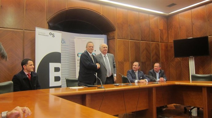 Miquel Molins (izquierda) y Vicente Gotor, tras firmar el convenio. 