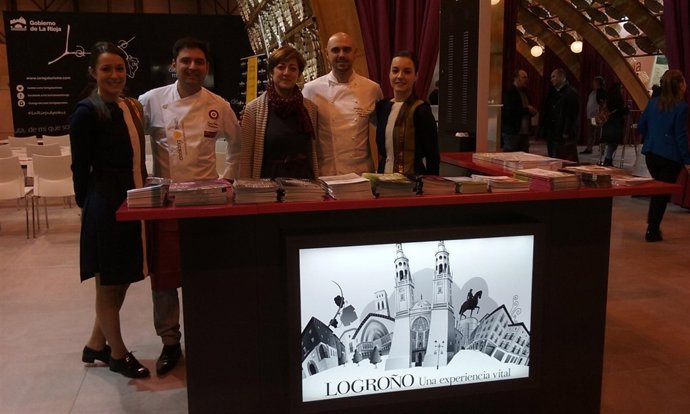 Montes visita el expositor de Logroño en Fitur