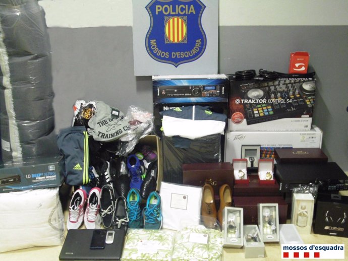 Ropa, zapatos y productos de electrónica de la casa de uno de los detenidos