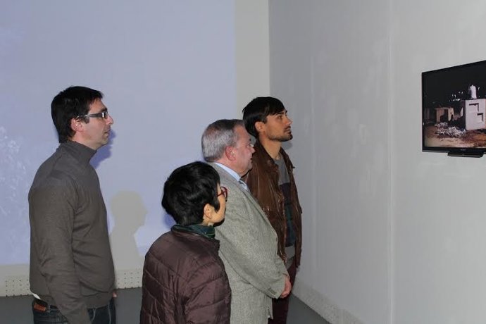 Alcalde (centro) asiste a la presentación de la obra