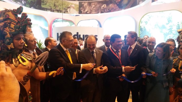 Los siete ministros de Turismo de Centroamérica inauguran su stand con espectati