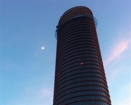 Torre Sevilla desde abajo.