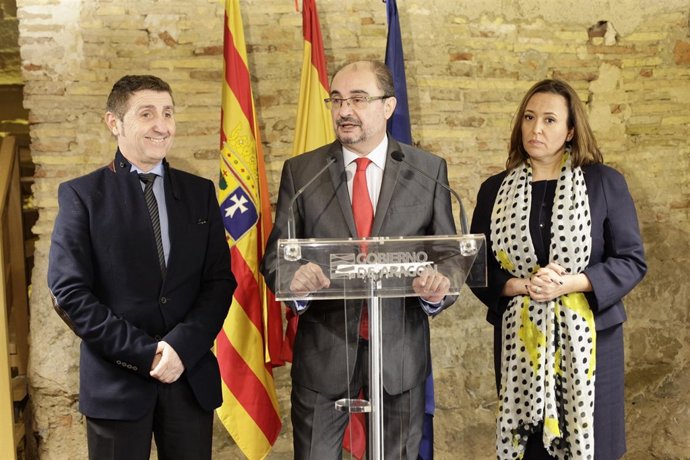 Alcalde de Villanueva de Sijena, con Javier Lambán y Mayte Pérez