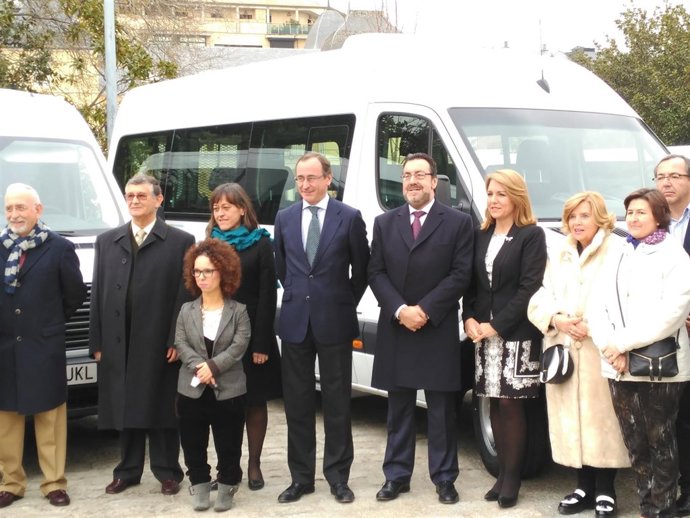 Alonso entrega doce furgonetas adaptadas en la ONCE