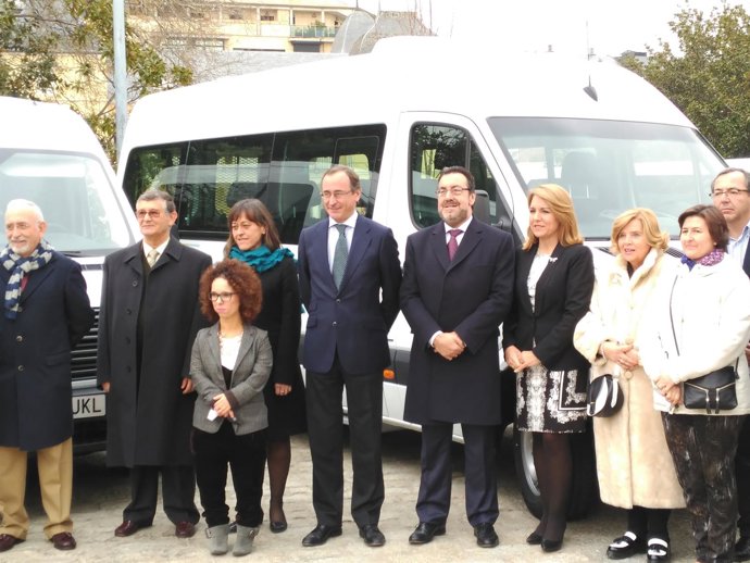 Alonso entrega doce furgonetas adaptadas en la ONCE