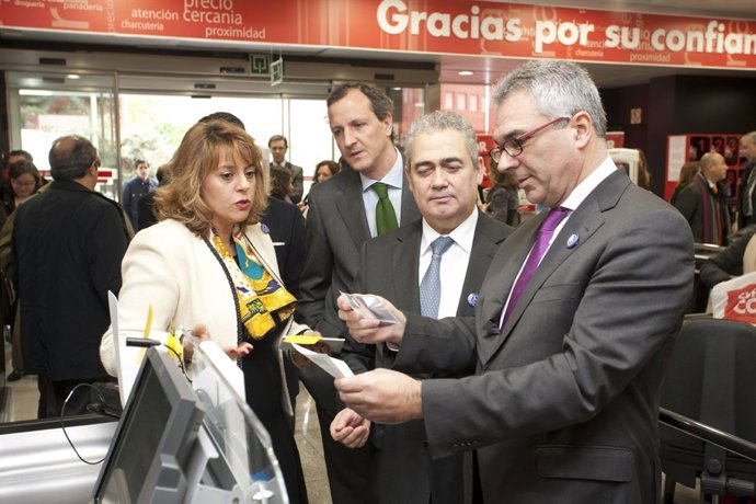 El consejero, durante la visita al supermercado