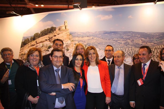 Visita de la presidenta de la Junta al stand de Granada