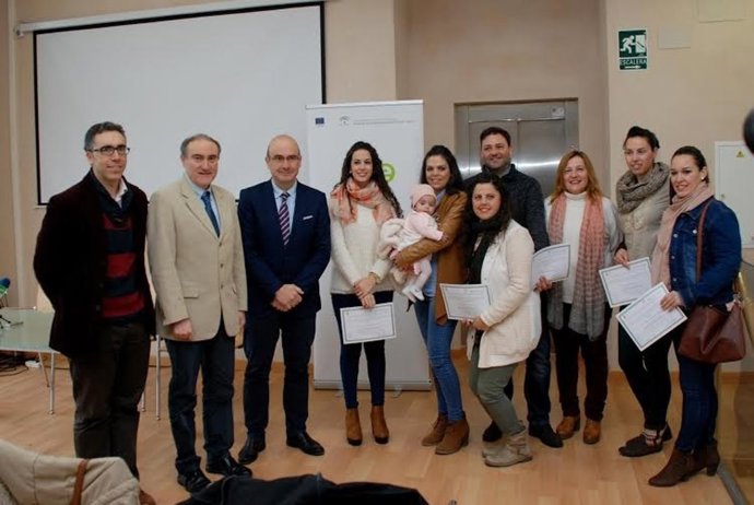 Carmona (centro) entrega los diplomas a los participantes