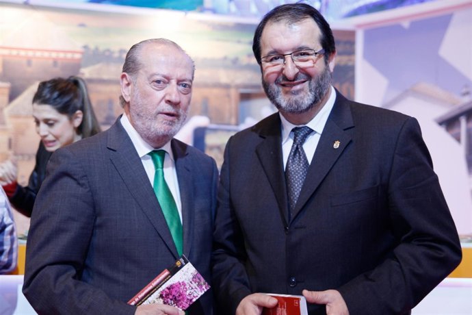 Villalobos y el alcalde de Carmona, Juan Ávila, en Fitur