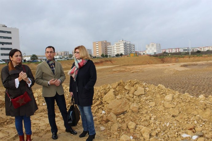 Concejales del PP visitan el yacimiento en El Seminario. 