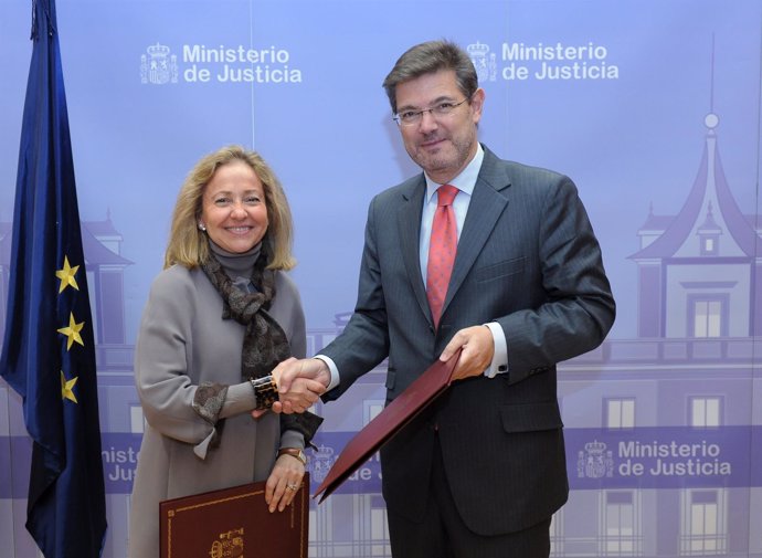 Consuelo Madrigal y Rafael Catalá, durante la firma.                 