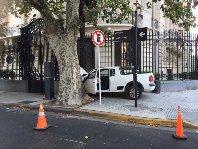 Hombre estrelló su vehículo contra la Embajada de Francia en Buenos Aires