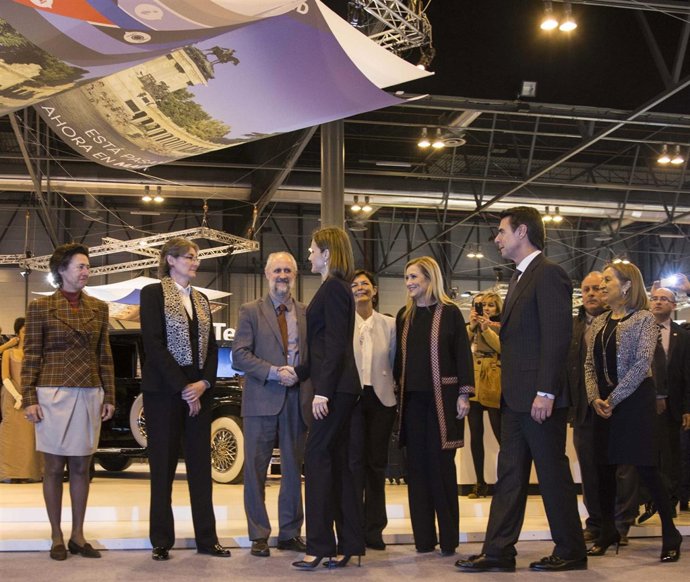 La Reina Letizia con representantes del Ayuntamiento en el stand de Fitur