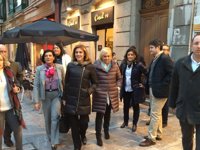 Cospedal recorre las principales calles de Oviedo acompañada de los 'populares' asturianos
