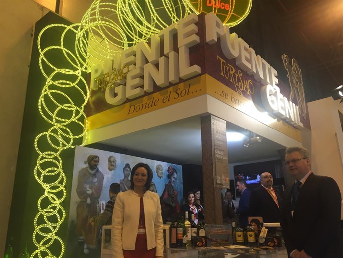 Crespín y el alcalde de Puente Genil en su estand de Fitur