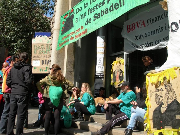Miembros de la PAH ocupan una oficina del BBVA en Sabadell (Barcelona)
