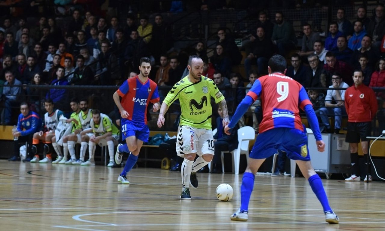 Ricardinho conduce ante el Levante