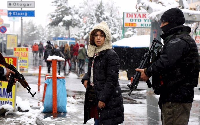 Agente de las fuerzas especiales de la Policía turca en Diyarbakir