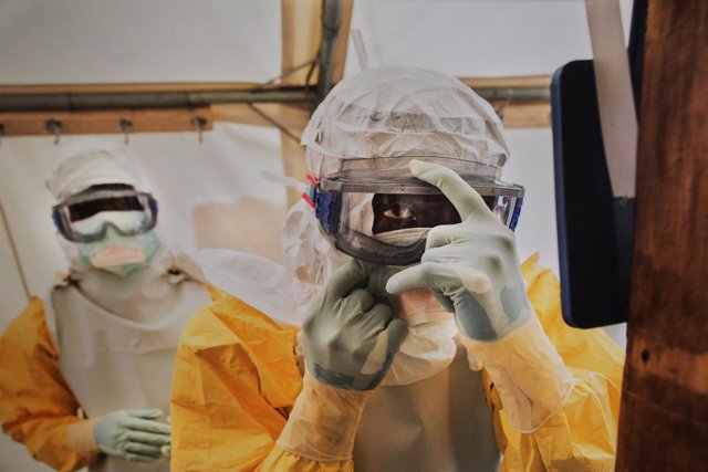 Voluntarios con los trajes protectores del ébola.
