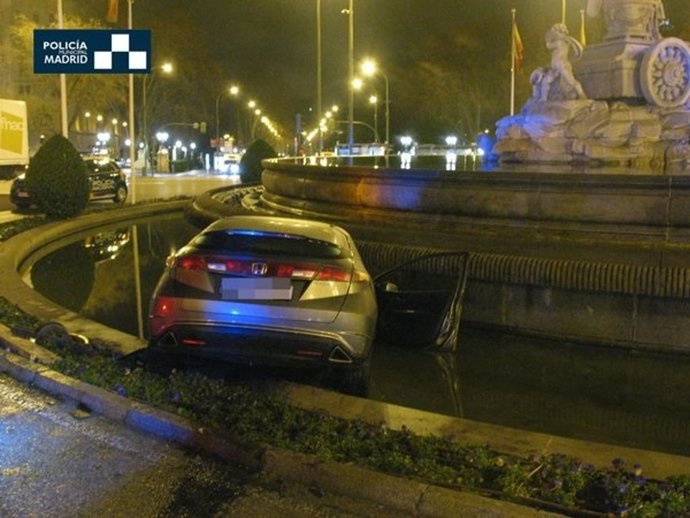 Coche empotrado en Cibeles