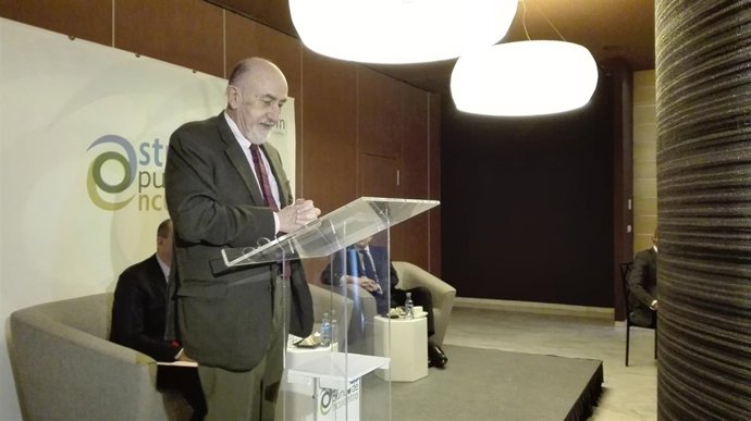 El catedrático Álvaro Cuervo en Asturias Punto de Encuentro