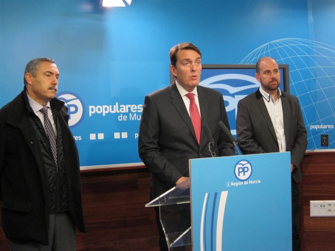 Javier Ruano se dirige a los medios