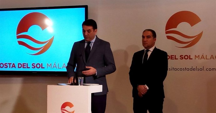 El consejero Francisco Javier Fernández, junto a Elías Bendodo