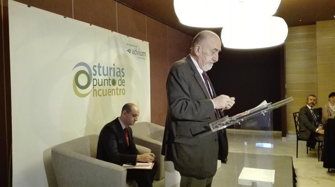 El catedrático Álvaro Cuervo en Oviedo