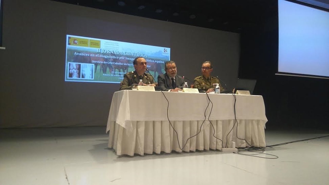 Blanco (centro) presenta las jornadas sobre diagnóstico equino