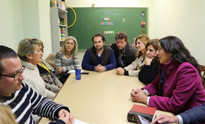 Diputados del PP-A durante la visita a la asociación de Utrera