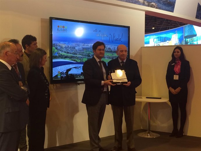 El Ejido premia el mérito turístico del golfista Juan Parrón.