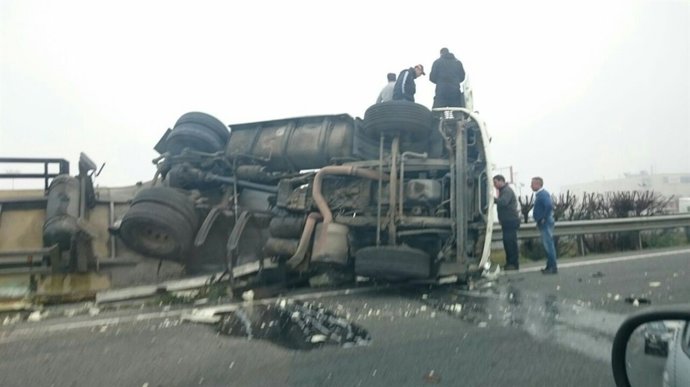 Accidente de un camión de fruta en la A-92