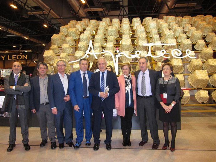 Ceniceros y González con empresarios en el stand riojano de Fitur