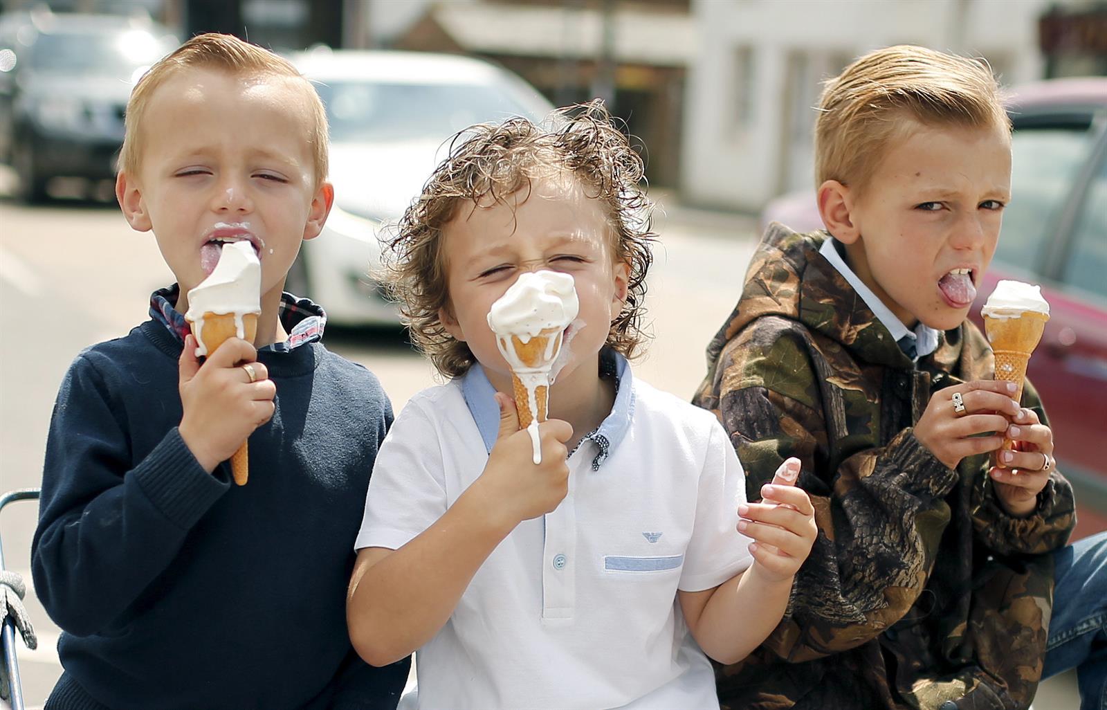 Niños comen helado en Gran Bretaña