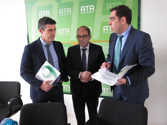 Lorenzo Amor (centro) y Rafael Amor (dcha.) en la presentación