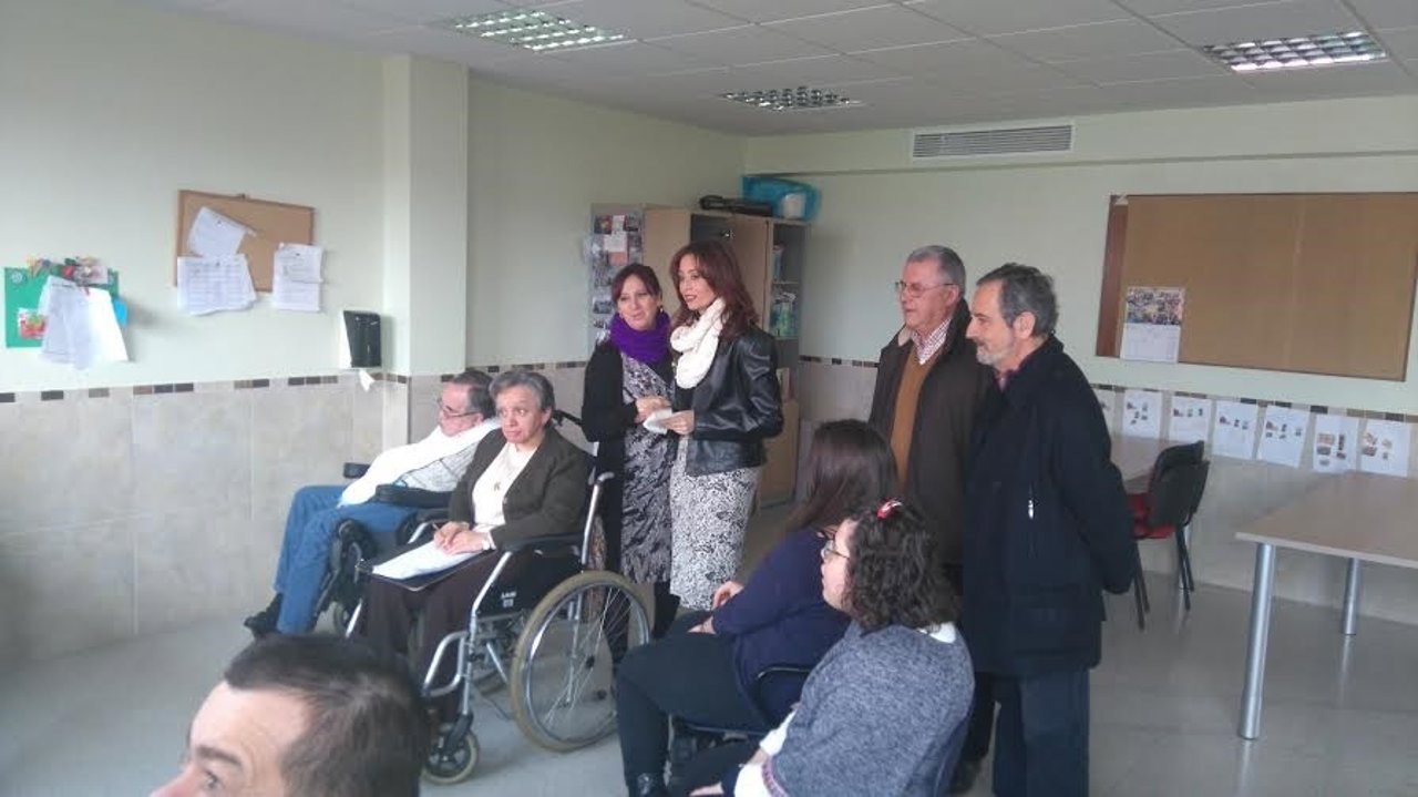 Cañete (centro) visita una de las actividades que se desarrollan en Acpacys