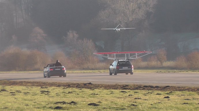 Dron aterriza en un coche en movimiento