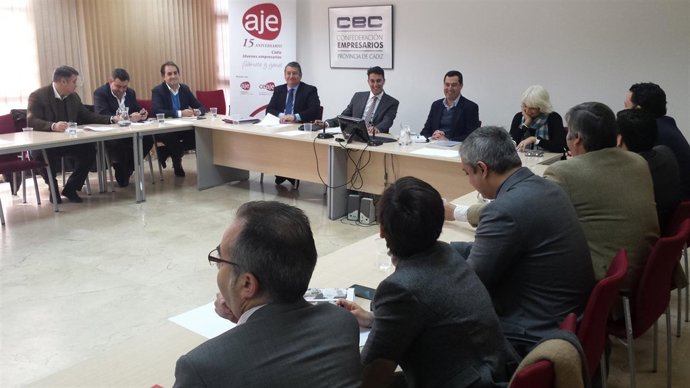 Juanma Moreno con jóvenes empresarios de Cádiz