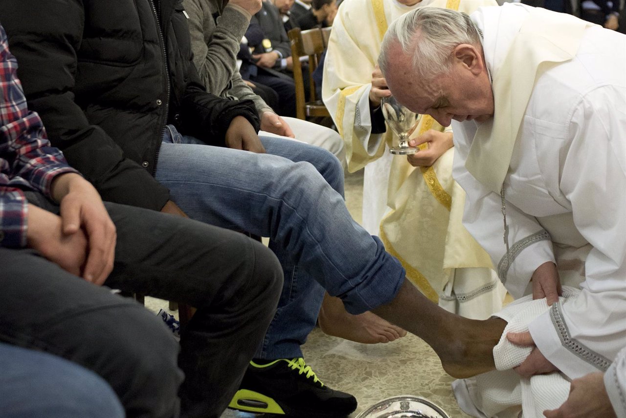 El Papa Francisco lava los pies a prisioneros de una Cárcel en Roma 