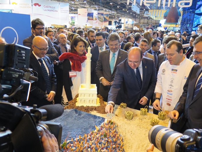 El presidente de la Comunidad, Pedro Antonio Sán chez, durante la visita al stan