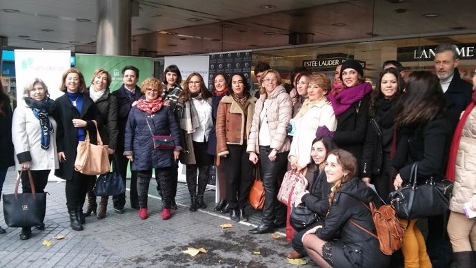 Luna (centro) asiste a la campaña de información sobre mediación