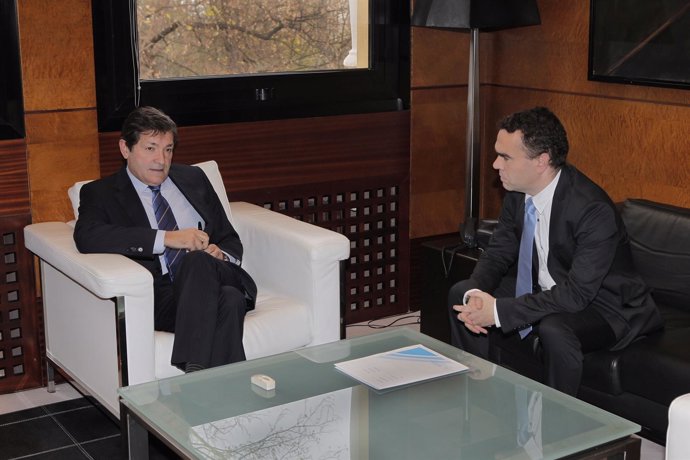 El presidente junto al alcalde de Corvera. 