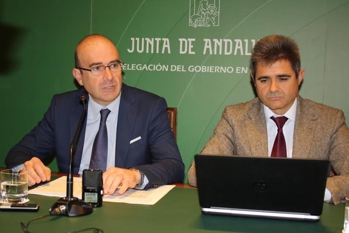 Carmona (izda.) presenta la nueva convocatoria de incentivos