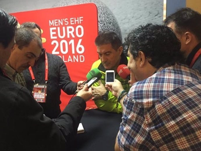 Manolo Cadenas, seleccionador nacional de balonmano, atiende a la prensa