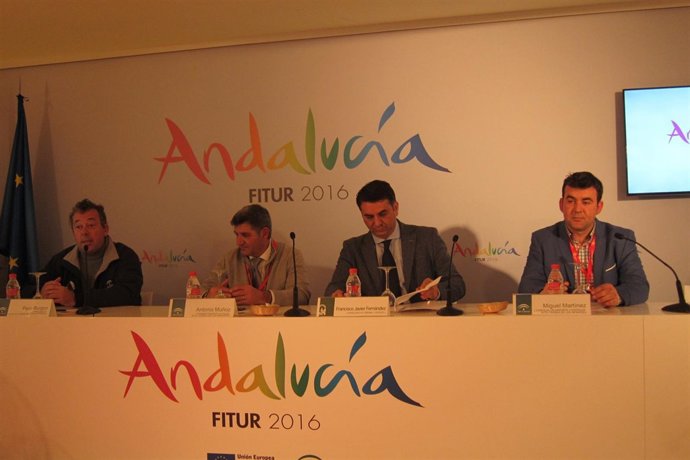 El consejero presenta en Fitur la Concentración de Paramotores de Las Candelas