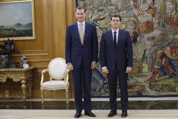 El Rey Felipe VI y el presidente de Ciudadanos, Albert Rivera