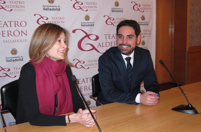 La periodista Pepa Fernández, junto al presidente de la APV, Jorge Francés