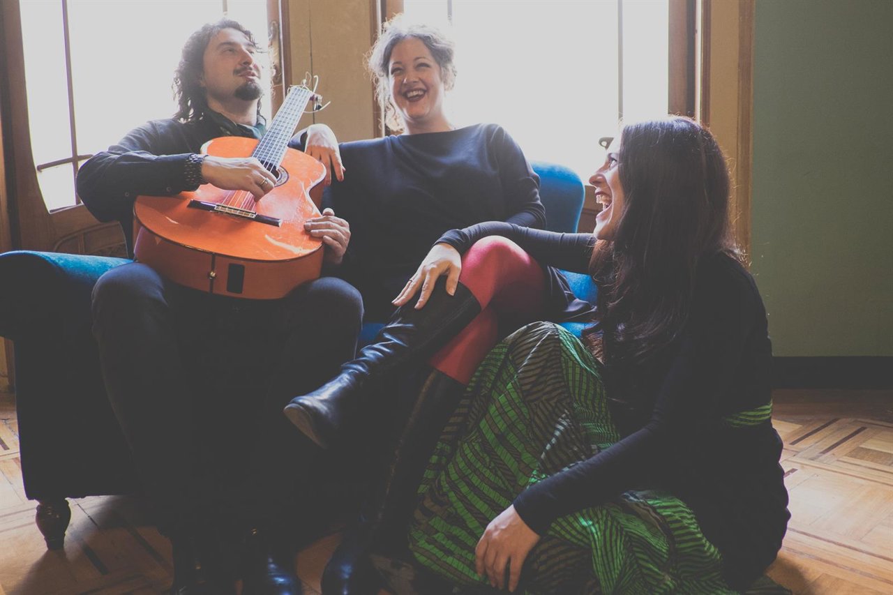 Alejandro Monserrat, junto con las actrices Patricia Badián y Encarni Corrales.