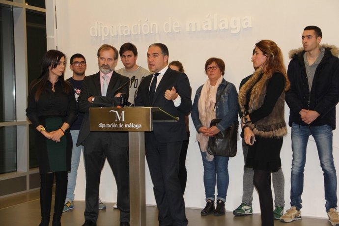 Bendodo en rueda de prensa con C's y alumnos y trabajadores de La Cónsula